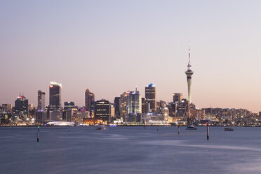 New Zealand, Auckland, View of city during sunset - GW002184