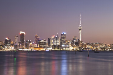 Neuseeland, Auckland, Blick auf die Stadt bei Sonnenuntergang - GW002197