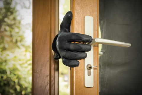 Deutschland, Nordrhein-Westfalen, Einbruch in Einfamilienhaus, lizenzfreies Stockfoto