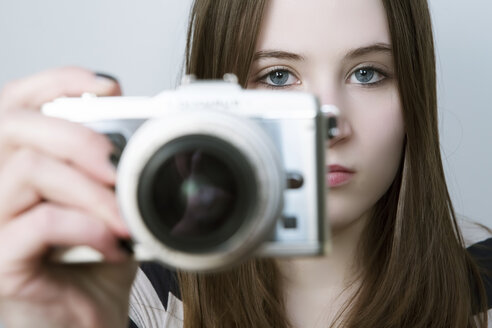 Porträt eines Teenager-Mädchens mit Digitalkamera - JAT000008