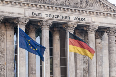 Deutschland, Berlin, Fahnen vor dem Reichstagsgebäude - CB000071