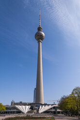 Deutschland, Berlin, Blick auf den Fernsehturm am Alexanderplatz - CB000066