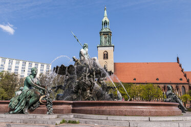 Deutschland, Berlin, Blick auf den Neptunbrunnen mit der St. Marienkirche im Hintergrund - CB000069
