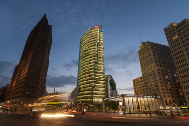 Deutschland, Berlin, Blick auf den Potsdamer Platz bei Nacht - CB000087