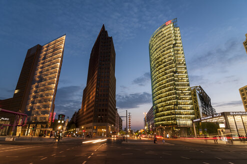 Deutschland, Berlin, Blick auf den Potsdamer Platz bei Nacht - CB000086