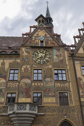 Deutschland, Baden Württemberg, Ulm, Ansicht des Rathauses mit Uhr - HA000075
