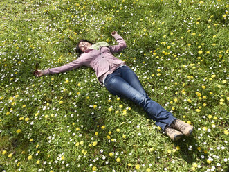 Deutschland, Hessen, Reife Frauen auf Wiese liegend - BSCF000276