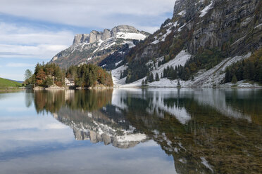 Schweiz, Blick auf den Seealpsee im Alpsteingebirge - ELF000076