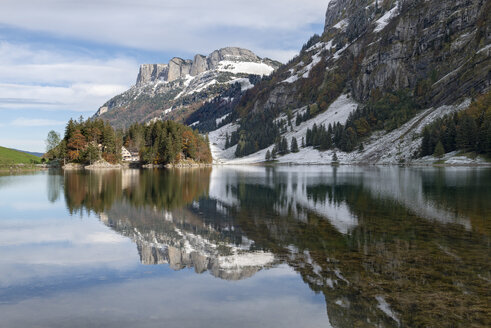 Schweiz, Blick auf den Seealpsee im Alpsteingebirge - ELF000076