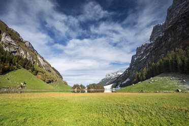 Schweiz, Blick auf den Seealpsee in Richtung Forelle - ELF000075