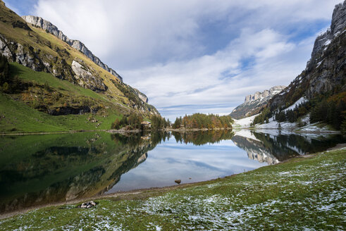 Schweiz, Blick auf den Seealpsee im Alpsteingebirge - EL000074