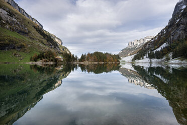 Schweiz, Blick auf den Seealpsee im Alpsteingebirge - ELF000073