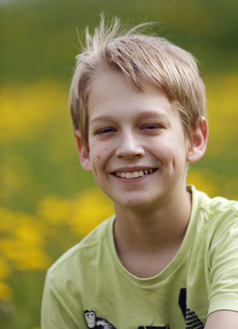 Deutschland, Baden Württemberg, Porträt eines lächelnden Jungen auf einer Wiese, lizenzfreies Stockfoto