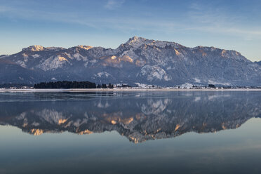 Deutschland, Bayern, Blick auf den Forggensee - ELF000077