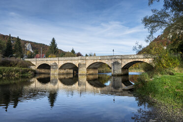 Deutschland, Baden Württemberg, Blick auf die Hausener Brücke im Donautal - ELF000108