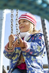 Deutschland, Kiel, Mädchen spielt auf Spielplatz - JFEF000096