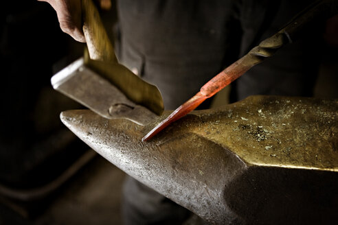 Schmied bei der Arbeit mit dem Hammer am Amboss - CNF000050