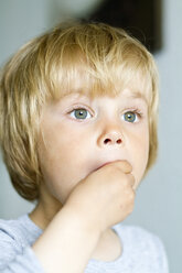 Germany, Kiel, Girl eating, close up - JFEF000100