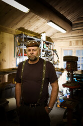Porträt eines Handwerkers in seiner Werkstatt - CNF000074