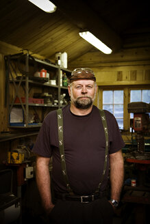 Porträt eines Handwerkers in seiner Werkstatt - CNF000076