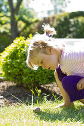 Germany, Kiel, Girl looking at slug - JFEF000111