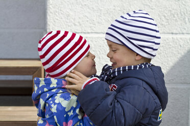 Germany, Kiel, Girl and boy looking at each other, close up - JFEF000128