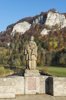 Deutschland, Baden Württemberg, Statue des Heiligen Nepomuk gegenüber Hausener Zinnen - ELF000102