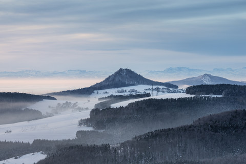 Deutschland, Baden Württemberg, Konstanz, Vulkankegel im Schnee, lizenzfreies Stockfoto