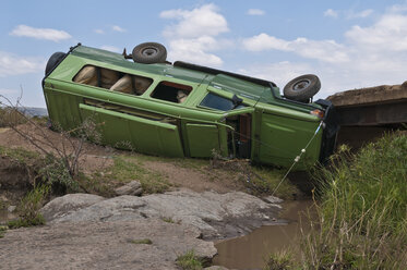 Afrika, Kenia, Unfall eines Safari-Jeeps im Maasai Mara National Park - CB000113