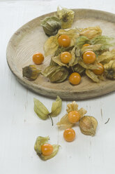 Physalis-Früchte auf weißem Hintergrund, Nahaufnahme - ASF004945