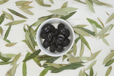 Black olives with leaves, close up - ASF004940