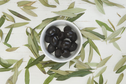 Schwarze Oliven mit Blättern, Nahaufnahme - ASF004940