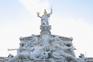 Österreich, Wien, Statue der Pallas Athene vor dem Parlamentsgebäude - RUE001019