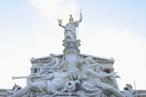 Österreich, Wien, Statue der Pallas Athene vor dem Parlamentsgebäude - RUE001019