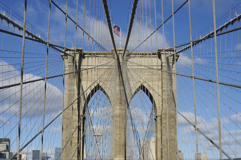 USA, New York State, New York City, Blick auf den Turm der Brooklyn Bridge in Manhattan, lizenzfreies Stockfoto