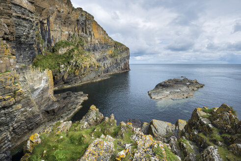 Vereinigtes Königreich, Schottland, Blick auf die von Klippen umgebene Whaligoe-Bucht - EL000118