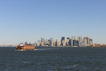 USA, New York State, New York City, Blick auf Lower Manhattan mit Fähre auf dem Hudson River - RUEF001028