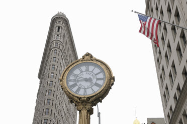 USA, New York State, New York City, Blick auf das Flatiron-Gebäude mit der 5th Avenue-Uhr und der amerikanischen Flagge in Manhattan - RUEF001033