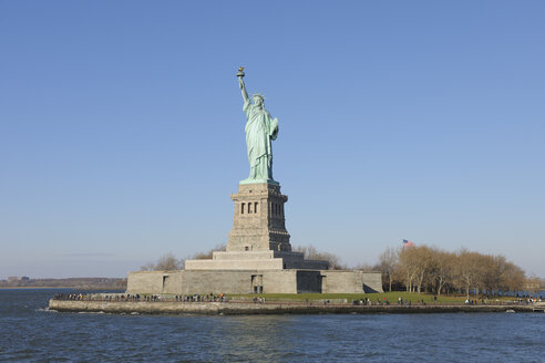 USA, New York State, New York City, Blick auf die Freiheitsstatue auf Liberty Island - RUEF001038