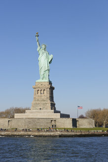 USA, New York State, New York City, Blick auf die Freiheitsstatue auf Liberty Island - RUE001039