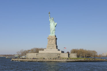 USA, New York State, New York City, Blick auf die Freiheitsstatue auf Liberty Island - RUE001040