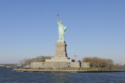 USA, New York State, New York City, Blick auf die Freiheitsstatue auf Liberty Island - RUE001040