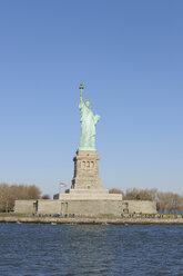 USA, New York State, New York City, Blick auf die Freiheitsstatue auf Liberty Island - RUE001041