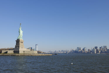 USA, New York State, New York City, Blick auf die Freiheitsstatue auf Liberty Island - RUEF001042