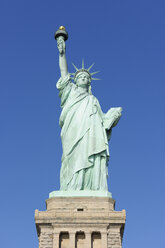 USA, New York State, New York City, Blick auf die Freiheitsstatue auf Liberty Island - RUEF001059