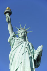 USA, New York State, New York City, Blick auf die Freiheitsstatue auf Liberty Island, Nahaufnahme - RUEF001061