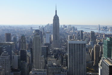 USA, New York State, New York City, Blick auf das Empire State Building in Manhattan - RUEF001056