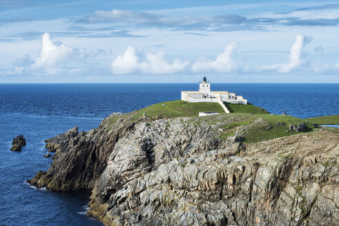 Vereinigtes Königreich, Schottland, Leuchtturm vor der Nordsee - ELF000128