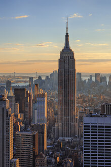 USA, New York State, New York City, Blick auf das Empire State Building in Manhattan - RUEF001053