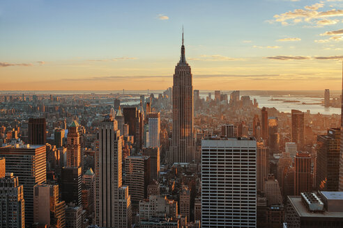 USA, New York State, New York City, View of Empire State Building at Manhattan - RUEF001051